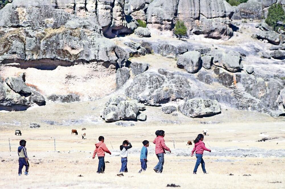 En Creel es común que los niños recorran grandes distancias hasta sitios turísticos como el lago Arareco, así como los valles de los Monjes y de las Ranas, para vender artesanías (ESPECIAL)