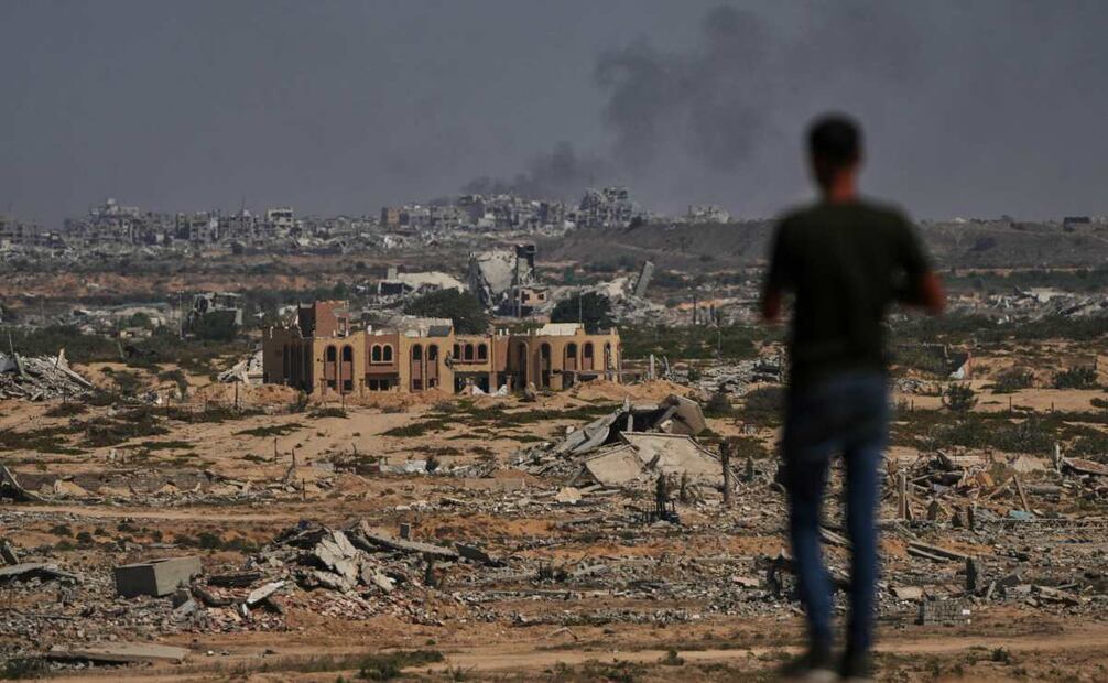 El humo se eleva tras un ataque militar israelí en la ciudad de Gaza, visto desde el centro de la Franja de Gaza, el miércoles 8 de octubre de 2025. Foto: AP