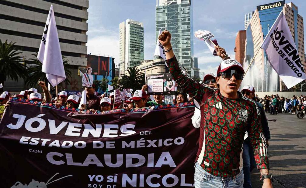 Contingentes de jóvenes marcharon por avenida Juárez hacia el Zócalo para apoyar a la Presidenta. Foto: Gabriel Pano / EL UNIVERSAL