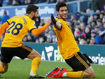 Raúl Jiménez anota en el duelo ante el Everton