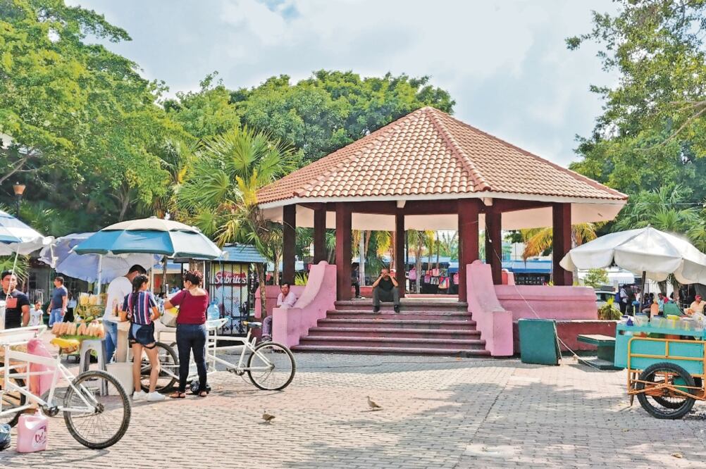 El kiosco central, que es parte del mobiliario histórico de la ciudad, será sustituido por una plancha de cemento, palmeras y una moderna fuente, trabajos en los que se hará una inversión de casi 19 millones de pesos /ADRIANA VARILLAS. EL UNIVERSAL 
