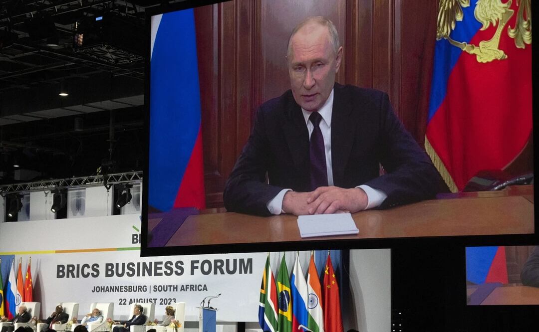 El presidente de Rusia Vladímir Putin se dirige a dignatarios del grupo BRICS de economías emergentes al inicio de la cumbre de tres días. Foto: AP