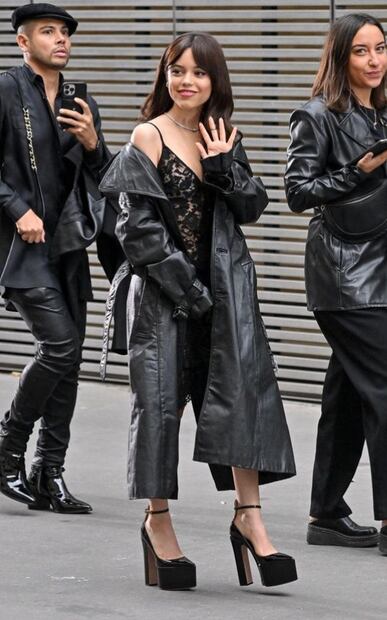 Jenna Ortega, la nueva Merlina, luce vestido Valentino de encaje