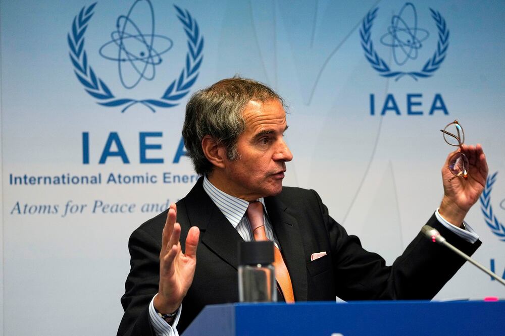 Rafael Mariano Grossi, director general del Organismo Internacional de la Energía Atómica, habla a reporteros durante un seminario de la agencia en Viena, Austria, el 28 de mayo de 2025. Foto: AP