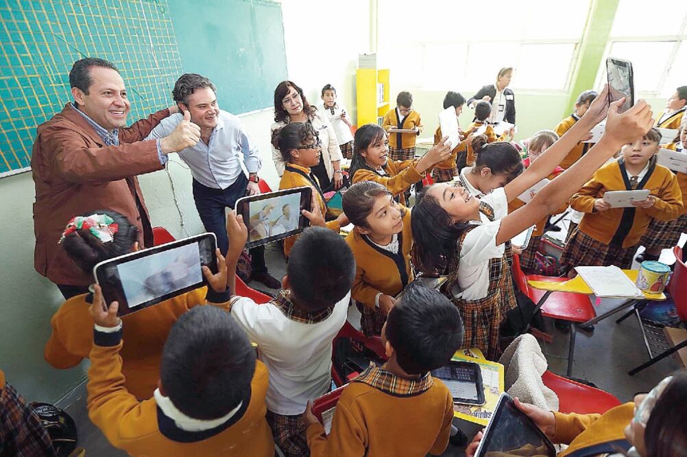 En su primera gira de trabajo como secretario de Educación, Aurelio Nuño (der.) estuvo acompañado por el gobernador Eruviel Ávila (ESPECIAL)