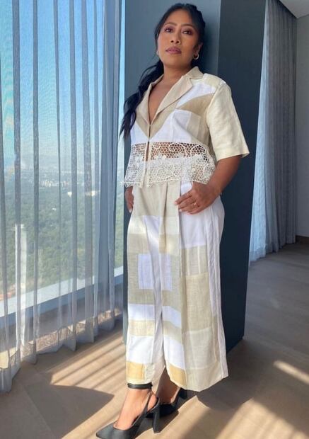 Yalitza Aparicio brilla en vestido lencero con detalle cut out
