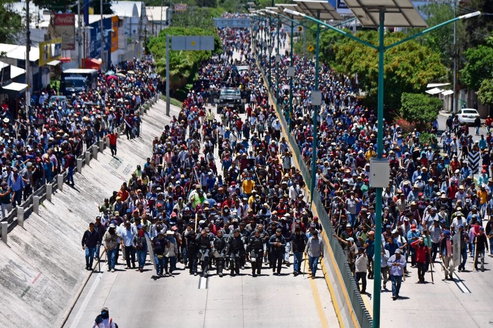 El 10 de julio, en Chilpancingo, manifestantes derribaron la puerta del Con- greso local y del edificio del Poder Ejecutivo y retuvieron a 13 personas.
Foto: Dassaev Téllez Adame / Cuartoscuro