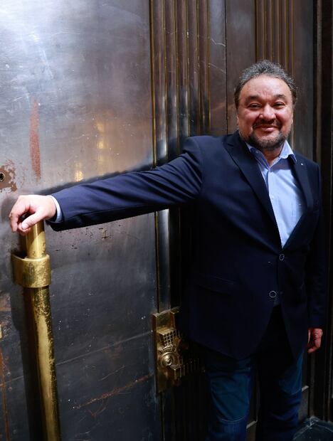 Retratos de Ramón Vargas , tenor por el montaje de l ópera Juana de Arco en el vestíbulo del Palacio de Bellas Artes ubicado en el centro histórico. Foto: Fernanda Rojas/ EL UNIVERSAL.