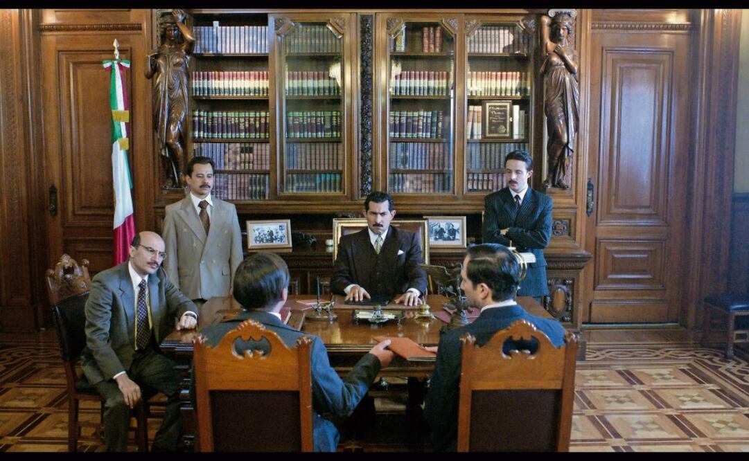 Ianis Guerrero, quien interpreta al presidente Lázaro Cárdenas (al centro), subrayó la relevancia de contar esta historia en un momento en el que el debate sobre la defensa de los recursos de la patria sigue siendo crucial. (19/03/2025) Foto: Corazón Films