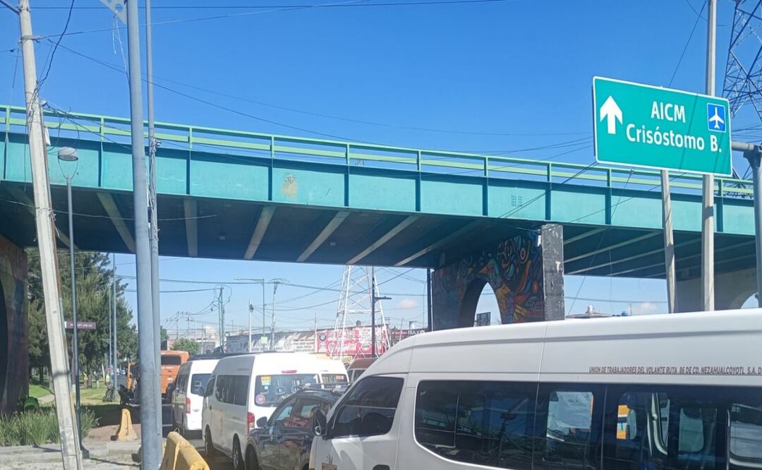 Transportistas bloquean Calzada Ignacio Zaragoza por ola de robos violentos. Foto: Especial