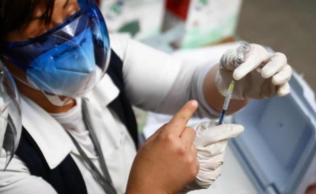 Llega embarque de un millón de vacunas Sinovac a CDMX