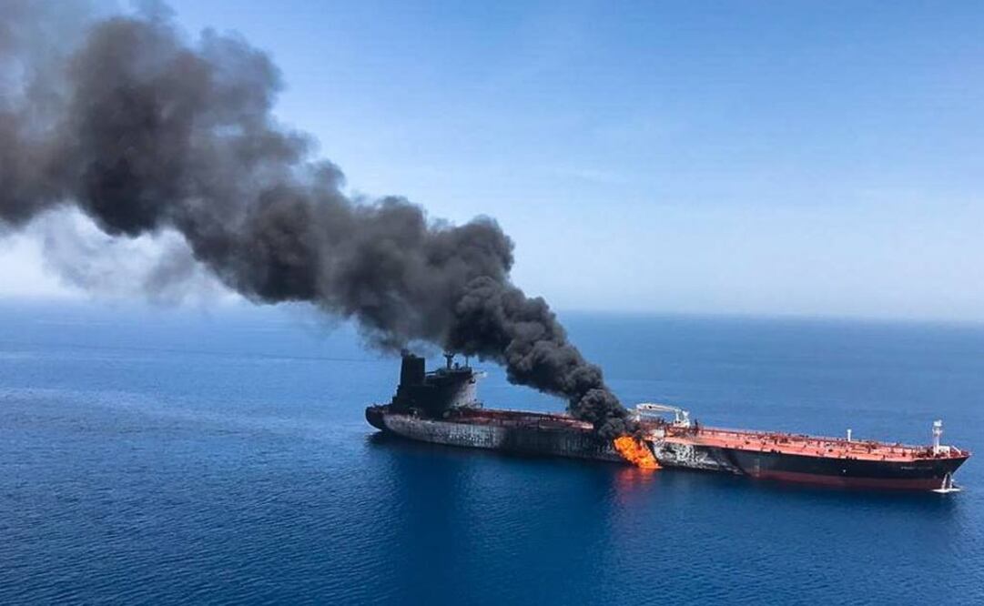 Imagen que muestra el presunto buque petrolero noruego Front Altair en llamas, este jueves en el golfo de Omán (Omán) (Foto: EFE)