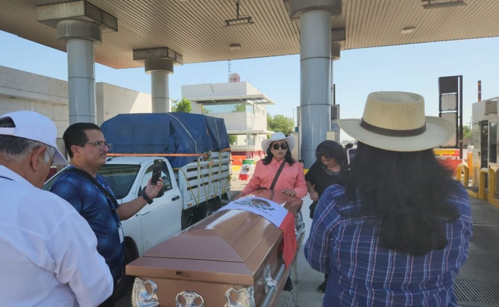 Agricultores colocan ataúd en carretera México-Nogales como forma de protesta por precio de cosechas (10/11/2025). Foto: Cortesía