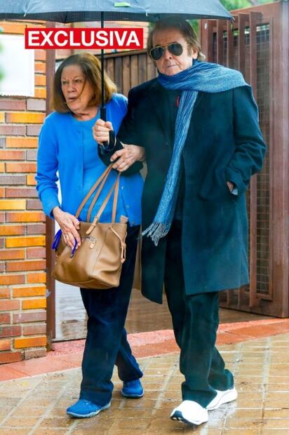 Captan a Raphael con su esposa después de que el cantante fue diagnosticado con linfoma cerebral.
Foto de la revista Diez Minutos.