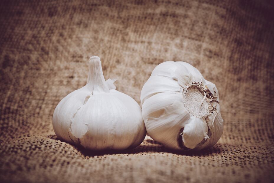 El ajo, además de ser antibacteriano, tiene un efecto inflamatorio comparable con medicamentos. Foto: Freepik