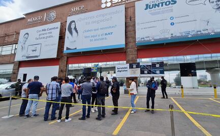 Trabajadores hacen filas kilométricas para obtener su constancia del SAT en Metepec