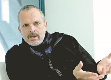 Miguel Bosé hace llamado a fans para marcha contra el uso de mascarillas