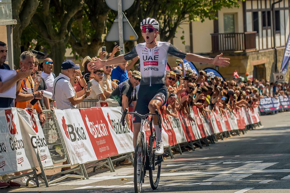 El mexicano Isaac del Toro remató en solitario el gran trabajo realizado por su equipo, el UAE Emirates, en el 80 Circuito de Getxo-Memorial Hermanos Otxoa - Foto: EFE