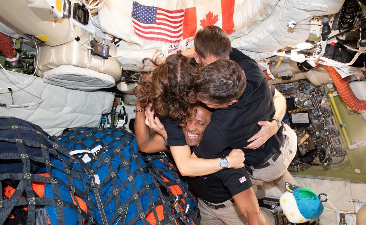 Tripulación de Artemis II: la especialista de misión Christina Koch, el especialista de misión Jeremy Hansen, el comandante Reid Wiseman y el piloto Victor Glover.