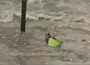 VIDEO: Microbusero provoca olas en inundación y derriba a abuelita en Coacalco