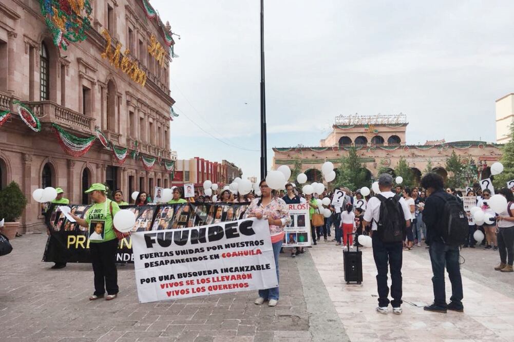 Reclamo. Familiares de desaparecidos protestaron con pancartas y globos blancos frente al Palacio de Gobierno. (ESPECIAL)