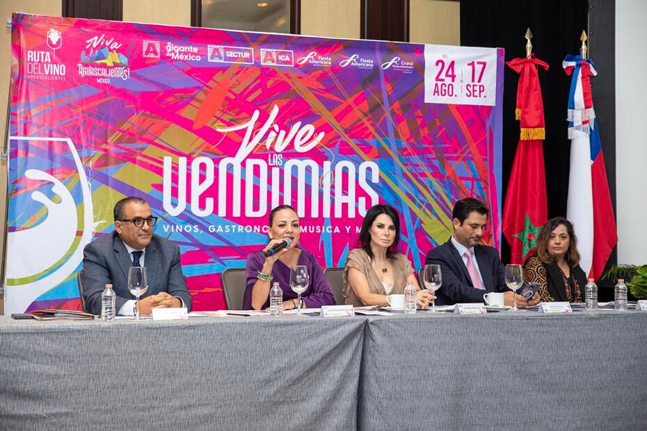 De izquierda a derecha: Mustapha Sadiq, ministro consejero de la Embajada de Marruecos en México; Gloria Romo Cuesta, titular de la Secretaria de Turismo de Aguascalientes; Verónica González López, directora del Buró de Congresos y Visitantes de Aguascalientes; Héctor Tejada Shaar, presidente de la Concanaco y Servytur; y Paz Austin, directora general del Consejo Mexicano Vitivinícola. Foto: Edgar Silva-Fuentes S/EL UNIVERSAL