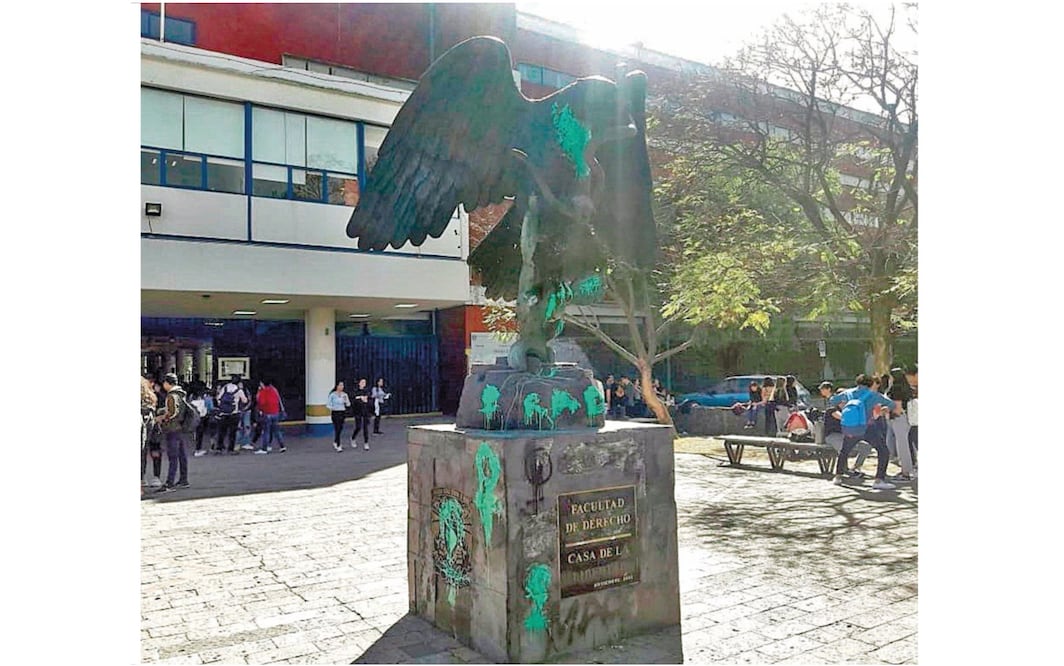 En la Facultad de Derecho el águila de bronce aún mantiene las pintas escurridas en color verde, mientras grupos de estudiantes charlan sobre los pormenores de su día escolar. Foto: JUAN C. CORTÉS. EL UNIVERSAL
