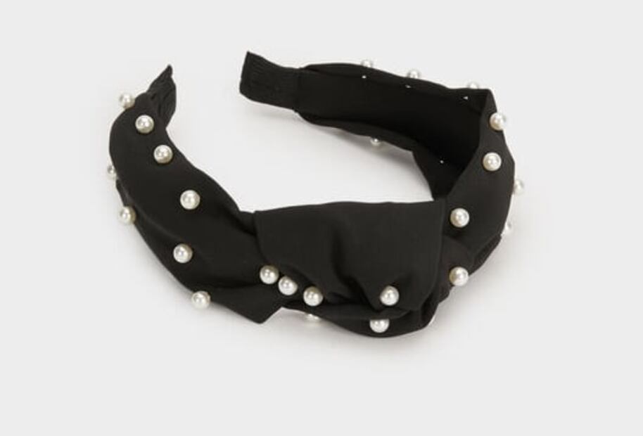 Alerta tendencia: Las diademas con perlas son el accesorio más girly del otoño