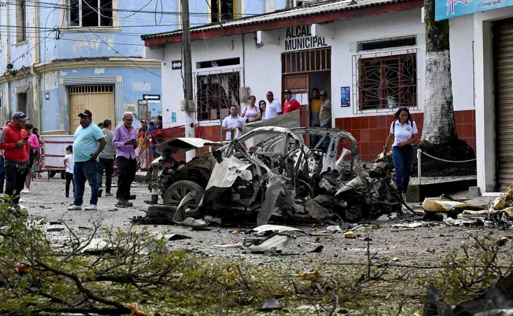 Transeúntes observan los restos de un automóvil tras la explosión frente a la Alcaldía de Corinto, Cauca, Colombia, el 10 de junio de 2025. Foto: AFP