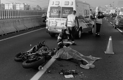 Motociclista muere atropellado por tractocamión sobre la autopista México-Pachuca