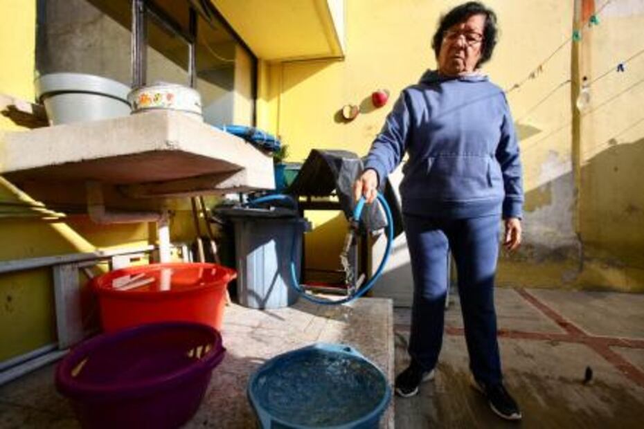 Pese a tener cisterna, habitantes de Toluca se bañan a cubetadas por megacorte de agua