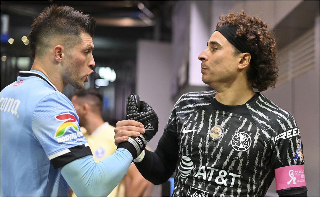 Tiago Volpi y Guillermo Ochoa se saludan en el Estadio Azteca. FOTO: IMAGO7