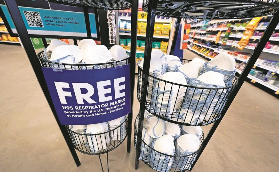 Cubrebocas N95 gratuitos, proporcionados por el Departamento de Salud y Servicios Humanos, afuera de una farmacia en la tienda Kroger en Jackson, Mississippi. Foto: Rogelio V. Solis/ AP
