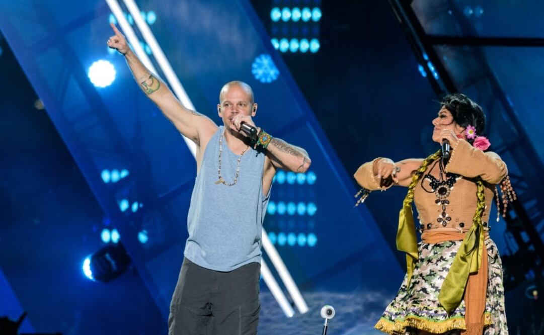 El cantante participó en el concierto "Rise Up As One", aquí junto a Lila Downs  FOTO: AP