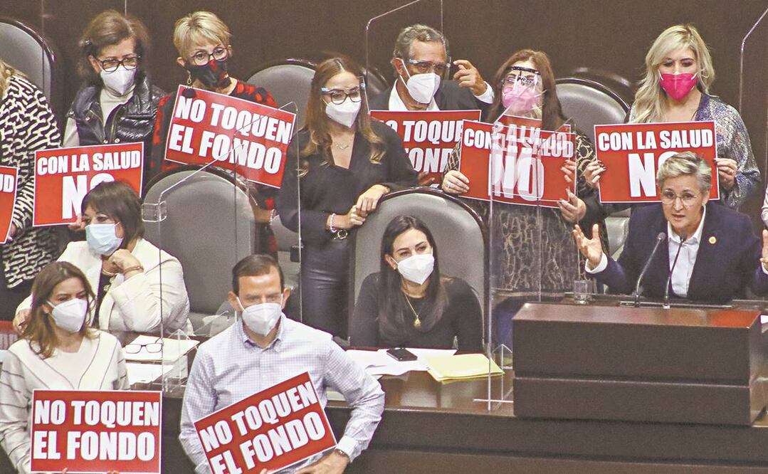 En la sesión, diputados de oposición mostraron carteles con las caras de personajes señalados de corrupción. Foto: DIEGO SIMÓN SÁNCHEZ. EL UNIVERSAL