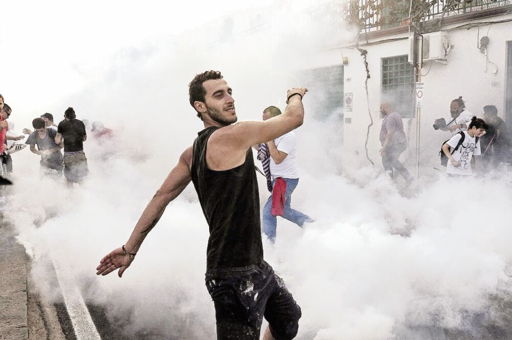 La policía en Giardini, cerca de Taormina, se enfrentó a manifestantes que participaron en una protesta contra el G7, que concluyó ayer. (EFE)