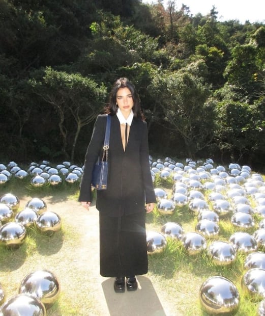 El traje oversize de Dua Lipa que va a inspirar tu look navideño