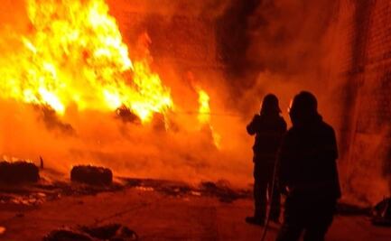 Controlan incendio en fábrica de plástico de la Conchita, alcaldía Tláhuac; no se reportan lesionados