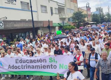 Padres de familia en Aguascalientes protestan por "contenido ideológico” de los libros de texto gratuitos de la SEP
