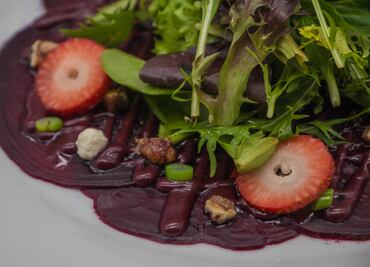 Carpaccio de betabel con salsa de frutos rojos