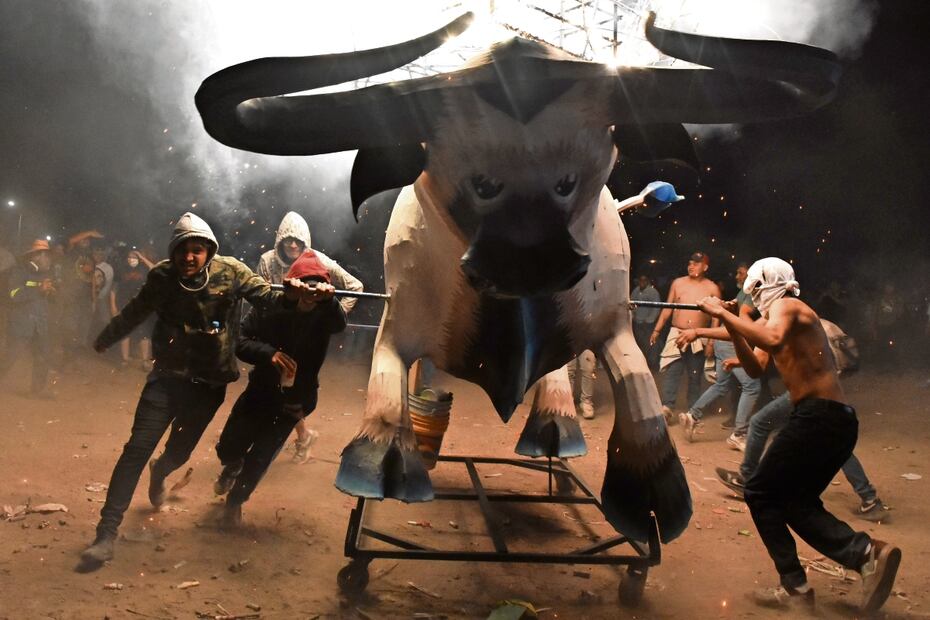 Los toros, empujados en un carrito de metal con ruedas por al menos cuatro personas, hacían alusión a diferentes temáticas. Luego la pirotecnia fue encendida. Foto: Eduardo Castañeda | El Universal