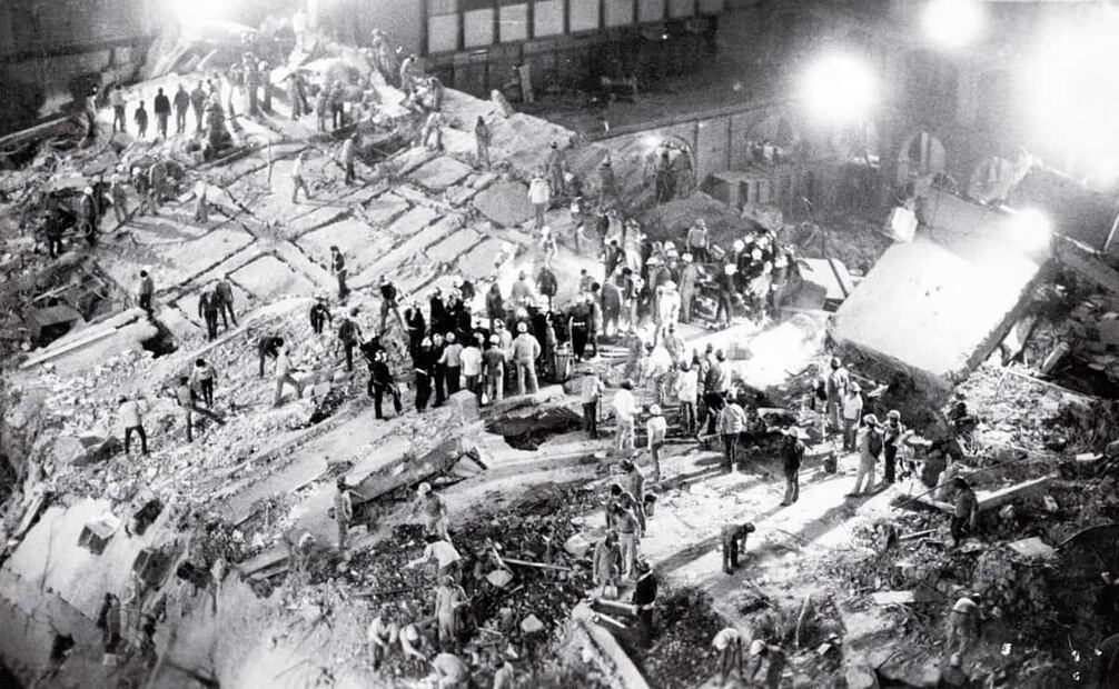 Labores de rescate en lo que fuera el plantel de CONALEP en la calle Humboldt, 1985. EL UNIVERSAL colocó en sus páginas del 20 de septiembre “EL DF semeja una ciudad bombardeada”. Foto: Archivo EL UNIVERSAL.