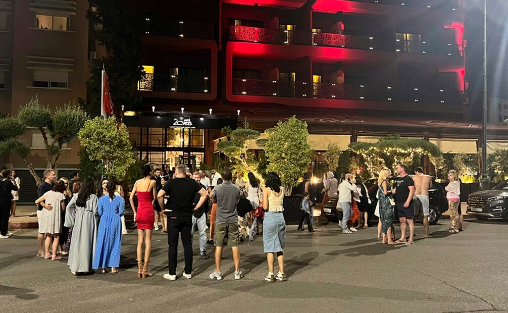 Turistas se refugian afuera de un hotel después de un terremoto en Marrakech, Marruecos. Foto: AP