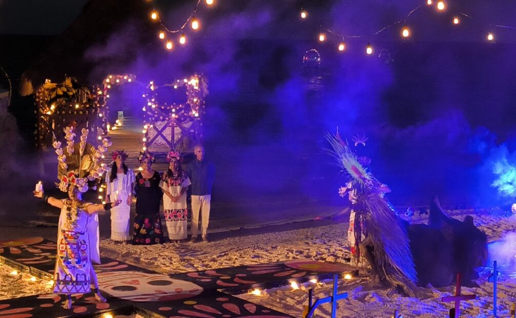 Cancún ha dado inicio a la cuarta edición del “Hanal Pixán”, una festividad que honra el Día de Muertos con una procesión de “almas” surgida del mar Caribe. Fotos: Adriana Varillas