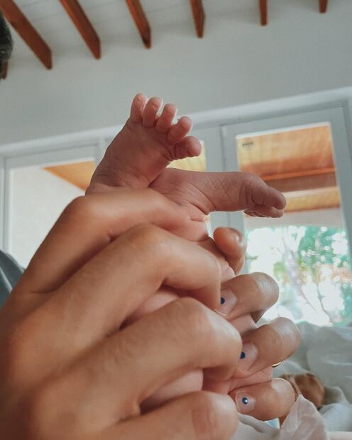 Evaluna y Camilo comparten emotivos momentos del nacimiento de su hija Índigo