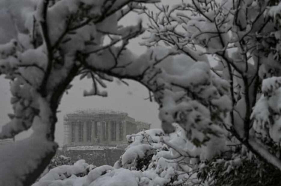 Espeso manto de nieve cubre la Acrópolis de Atenas. Así luce el icónico monumento de la Antigua Grecia