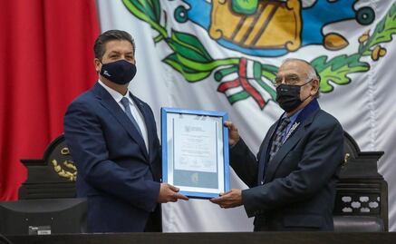 García Cabeza de Vaca entrega la Medalla al Mérito al pintor, escultor y muralista Artemio Guerra