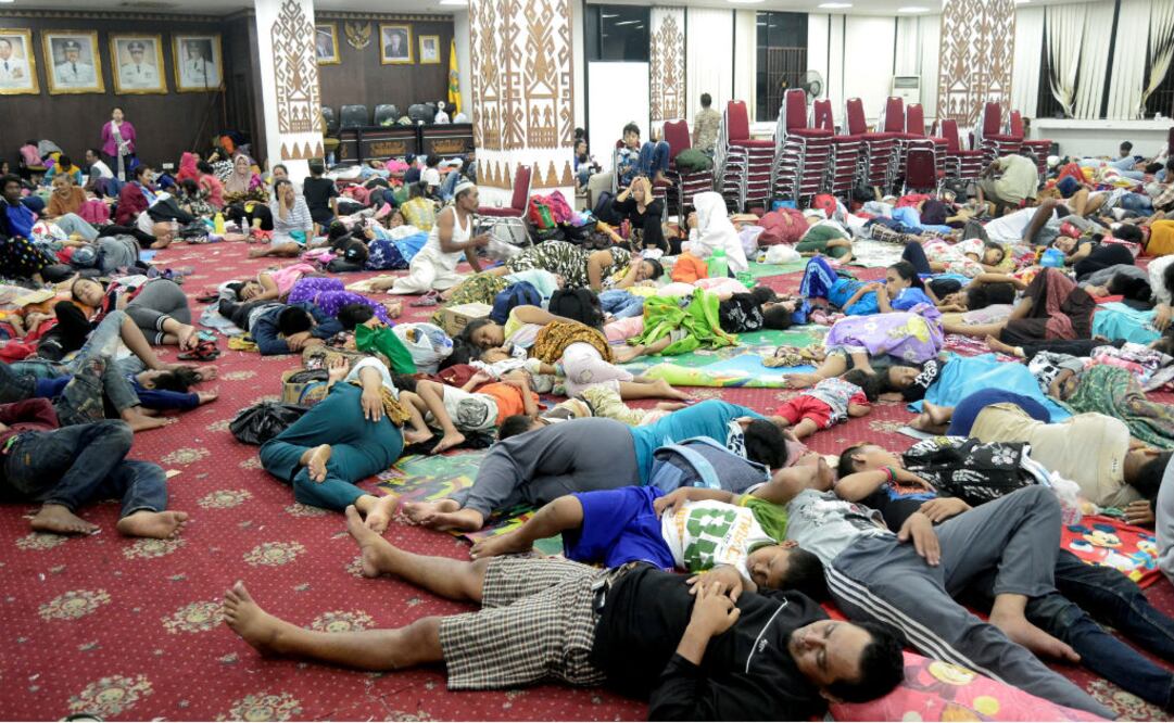 Afectados por el tsuanami descansan en un albergue tras la tregedia. FOTO: REUTERS