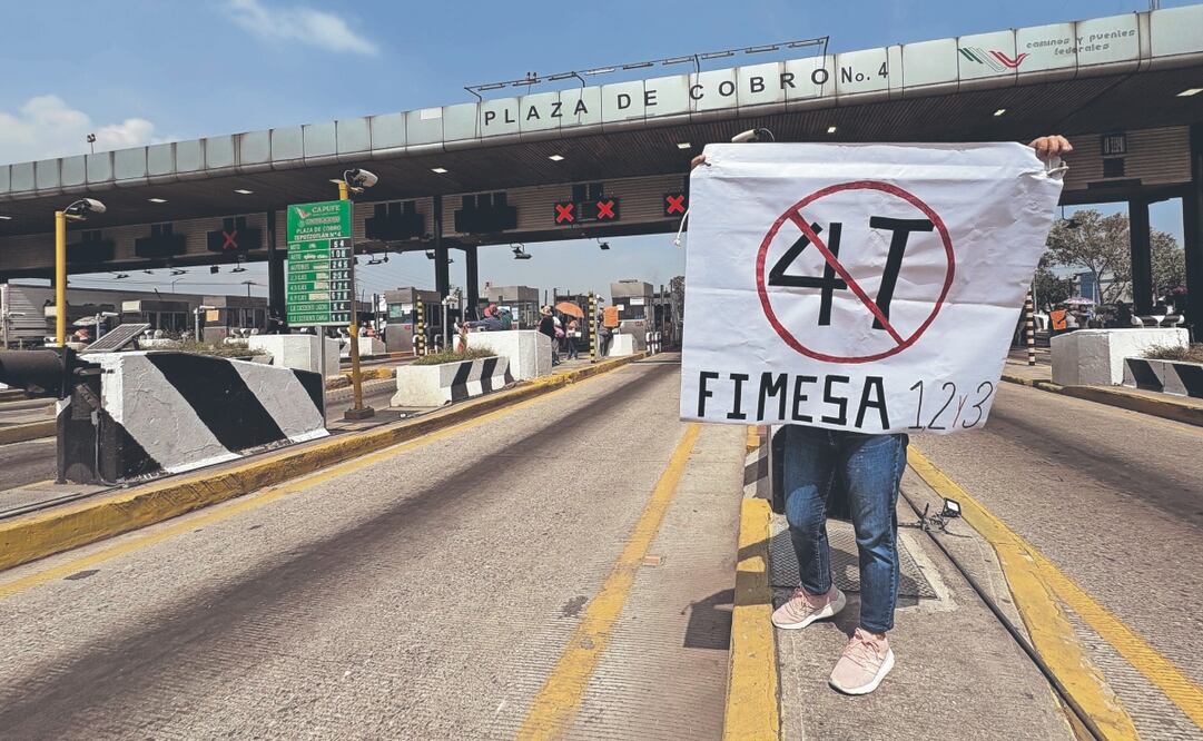 Vecinos de la colonia Fimesa que se manifestaron en la caseta de la autopista México-Querétaro, señalaron que existen más de 90 carpetas de investigación respecto al caso de los predios. Foto: de ARTURO CONTRERAS. EL UNIVERSAL