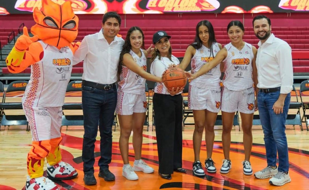 La gobernadora Mara Lezama junto al primer equipo profesional de básquetbol femenil en Quintana Roo (01/05/2025). Foto: Especial